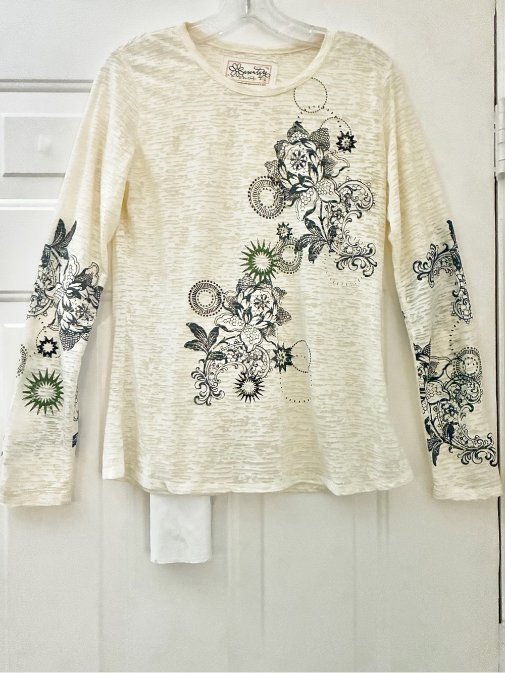 Aventura Cream Long-Sleeve Graphic Tee Black & Green Print Size M